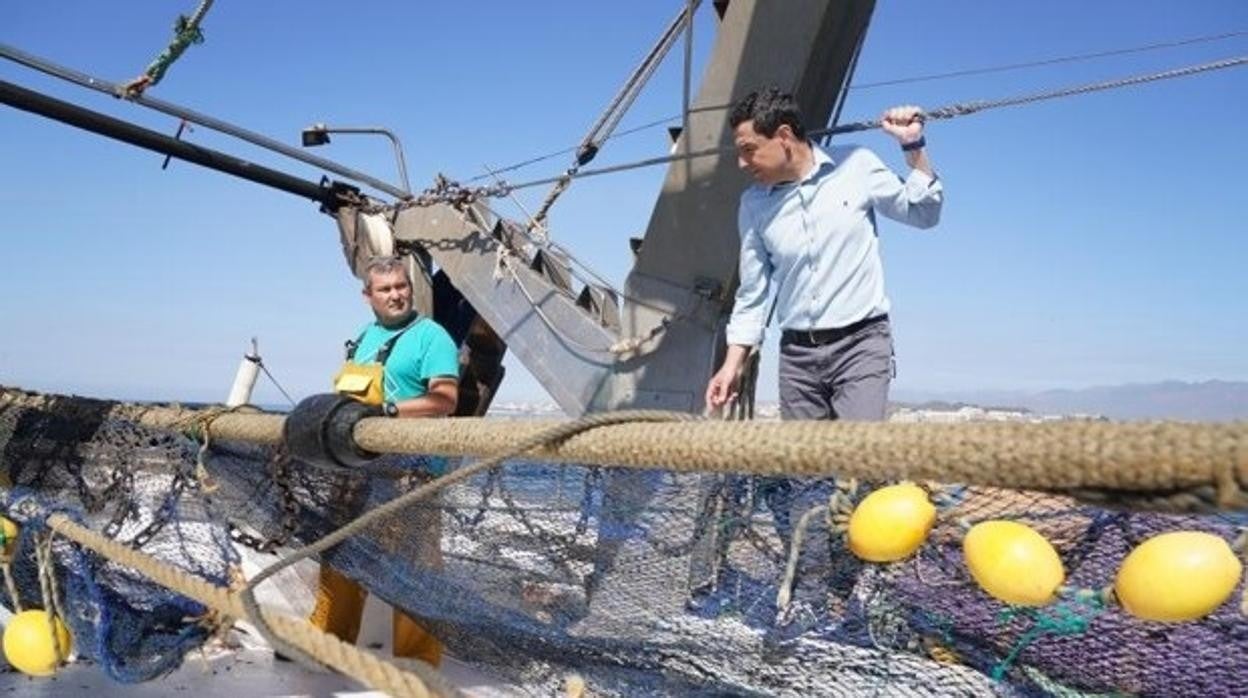 Juanma Moreno con los pescadores de Fuengirola, la ciudad que nunca falla al PP