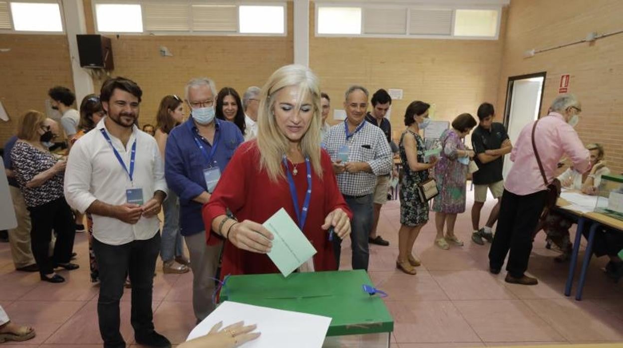 La cabeza de lista del PP, Patricia del Pozo, votando ayer en Sevilla