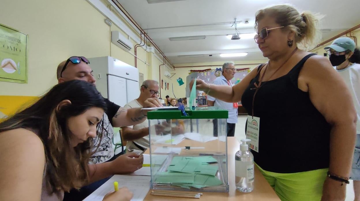 Una señora vota en el Ceip Victoria Diez de Los Pajaritos