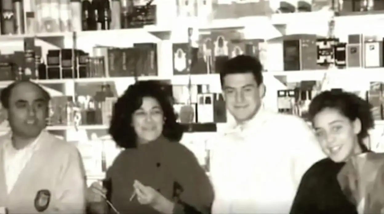 Un adolescente Juanma Moreno, junto a sus padres y una de sus hermanas en el comercio familiar en Málaga