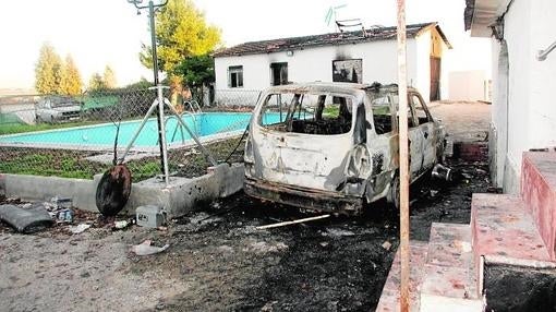 Exterior de la casa del delincuente después del incendio