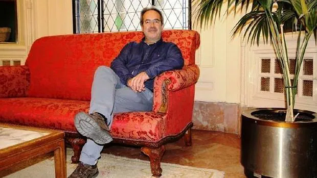 Francisco Guarido, ayer en su recién tapizado sofá