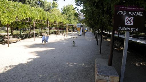 El parque de la Vega, en el Paseo de Merchán, hay una zona infantil con columpios para niños