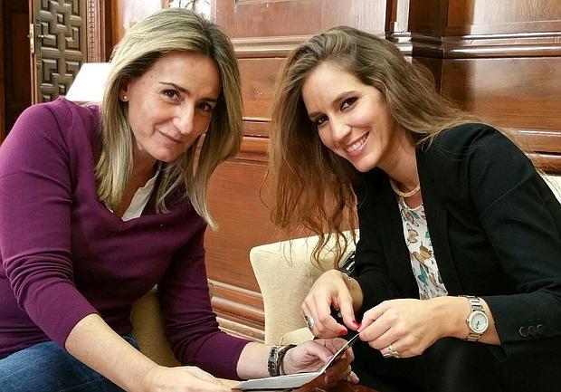 María de Toledo con Milagros Tolón en el despacho de la Alcaldía