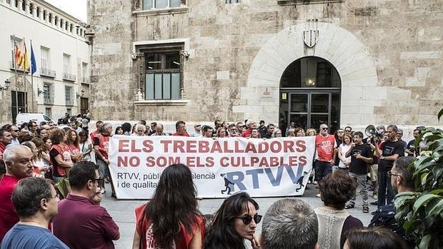 Imagen de una protesta de extrabajadores de RTVV ante el Palau de la Generalitat