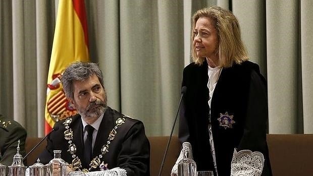 La fiscal general del Estado, Consuelo Madrigal, con el presidente del Tribunal Supremo, Carlos Lesmes