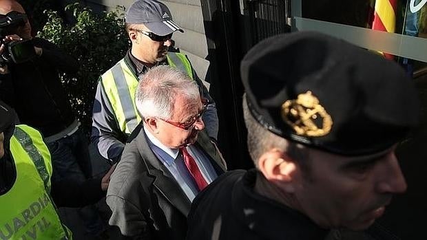 Andreu Viloca, administrador de Convergència y la Fundación CatDem, llega acompañado de la Guardia Civil a la sede de Convergència