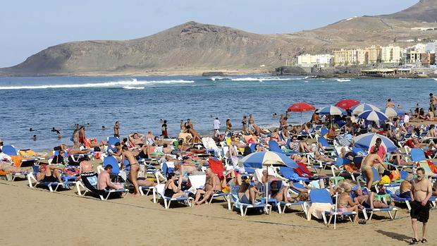 El sector turístico, elemento motor en la economía del Archipiélago, tiene un alto índice de temporalidad. En la imagen, la playa de Las Canteras