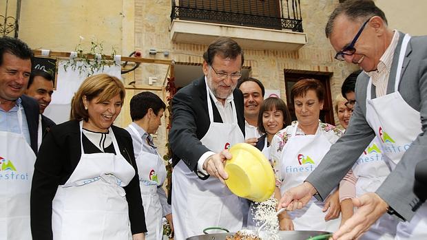 Imagen de Rajoy en plenas tareas culinarias