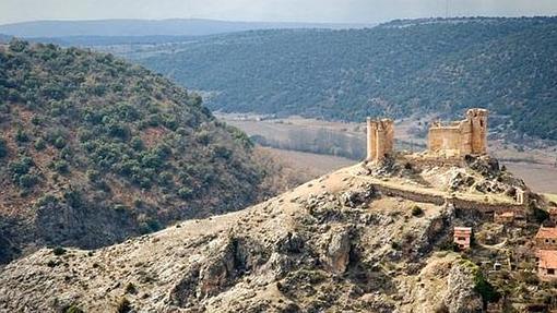 Vista del castillo de Pelegrina, que preside el barranco del río Dulce