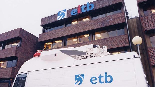 Una unidad móvil, ante una sede de EiTB