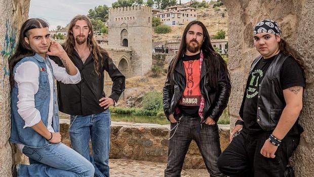 La banda posa en el Baño de la Cava, con el Puente de San Martín a sus espaldas