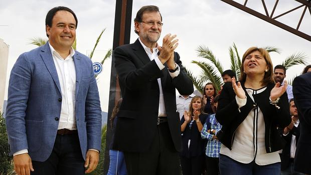 Rajoy y Bonig, junto al alcalde de Finestrat, en el acto celebrado el sábado en la localidad alicantina