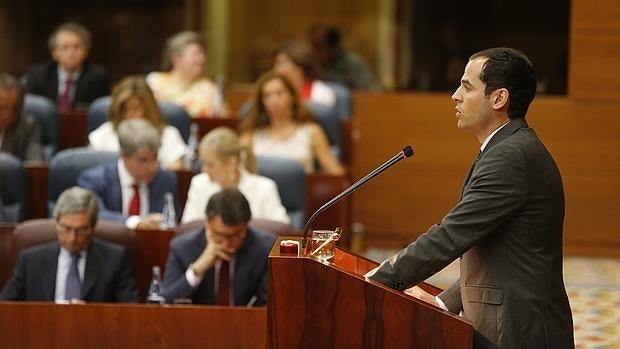 Ignacio Aguado, durante el duscurso de investidura de Cristina Cifuentes, al fondo, González