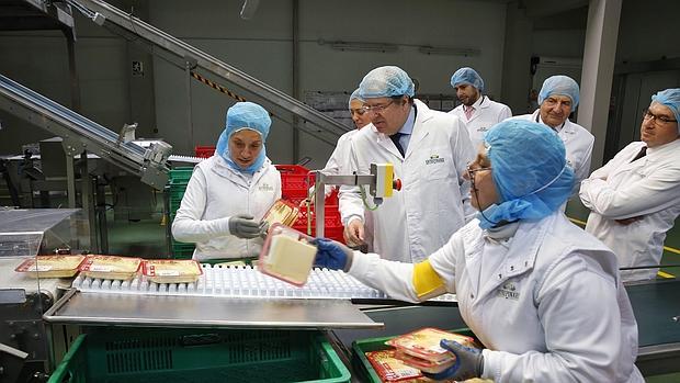 Herrera, durante la visita a una industria quesera en Santovenia de Pisuerga (Valladolid)