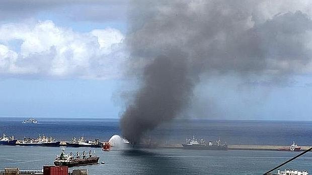 El «Oleg Naydenov» ardiendo en el muelle grancanario