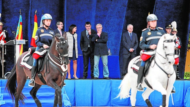 Joan Ribó, ayer, junto a Sandra Gómez y Enric Morera durante la festividad de la Policía Local