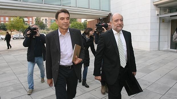 El número dos de la empresa pública Infraestructures.cat, Josep Antoni Rosell junto a uno de sus abogaDos