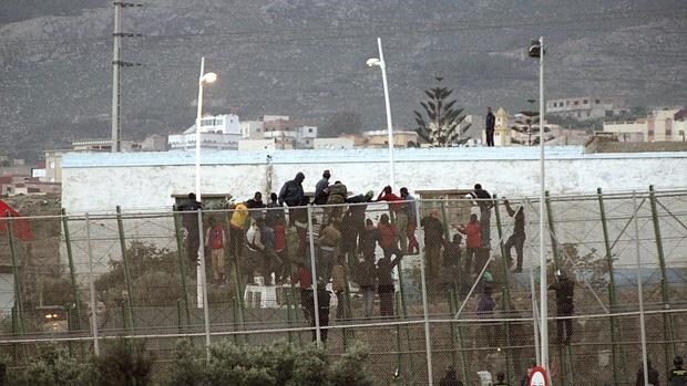 30 inmigrantes subsaharianos permanecen encaramados a la valla que separa Melilla