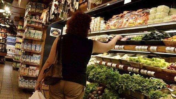 Una mujer realiza la compra en un supermercado