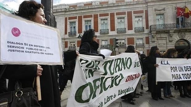 Los trabajadores de Justicia del Turno de Oficio, durante una marcha frente a la sede de la Comunidad de Madrid en Sol