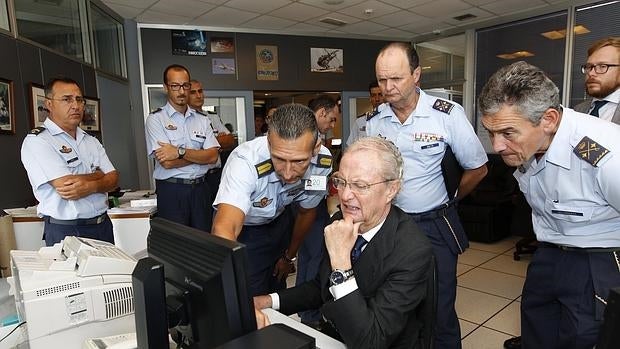 El ministro de Defensa, Pedro Morenés, en el centro coordinador de salvamento de Gando (Las Palmas de Gran Canaria), durante la organización del rescate al helicóptero que cayó al mar el pasado jueves