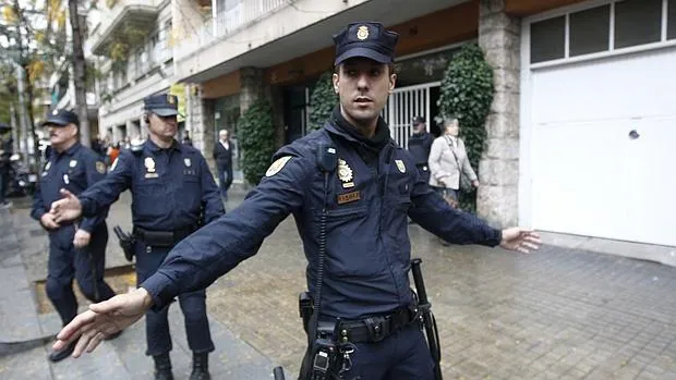 Agentes de la Policía Nacional custodian el domicilio de Jordi Pujol padre