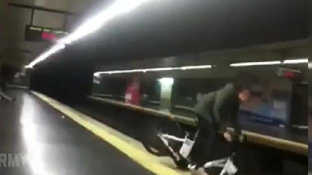 Un turista se cae a las vías del Metro con una BiciMad