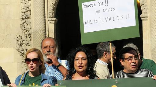 Los asistentes han mostrado diversas pancartas de apoyo