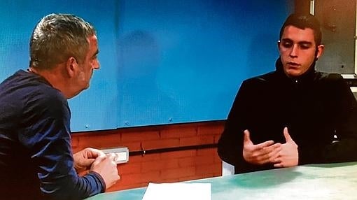 Paco Pérez entrevistando a «Alfon» en TeleK, hace un año