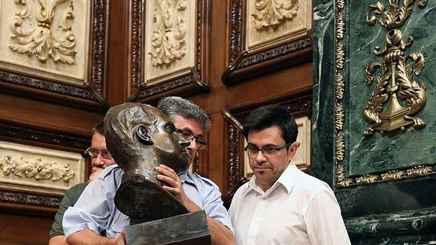 Momento de la retirada del busto de Juan Carlos I del salón de plenos del Ayuntamiento de Barcelona el pasado verano