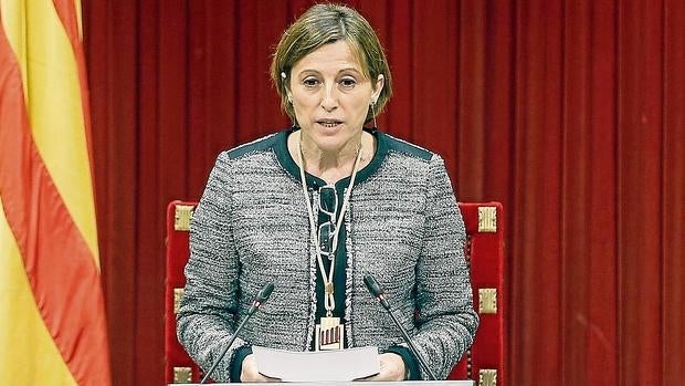 Forcadell pasa de declarar la república a saludar al Rey