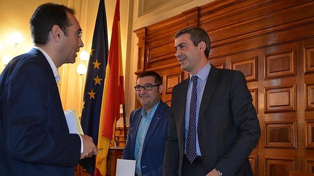 Álvaro Gutiérrez, Fernando Muñoz y Santiago García-Aranda, tras finalizar el pleno