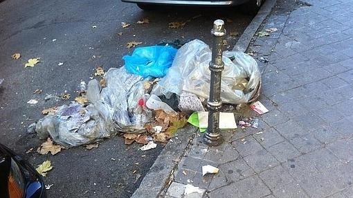 Basura cumulada en una calle de Madrid