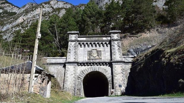 Acceso al viejo túnel ferroviario de Canfranc (Huesca)