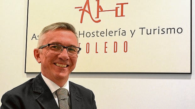 El presidente de los hosteleros en su despacho