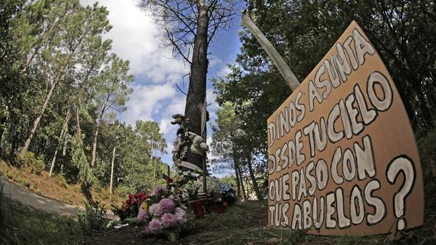 Un cartel pide explicaciones en el lugar donde se encontró el cuerpo