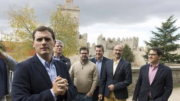 El presidente de Ciudadanos, Albert Rivera (i), junto a algunos de los miembros de la Ejecutiva Nacional después de la reunión celebrada en Ávila