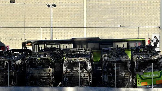 Aspecto que presentaban los vehículos de Bizkaibus tras el ataque proetarra