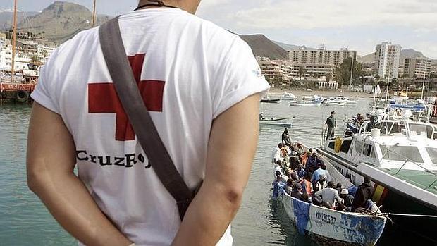 Un efectivo de la Cruz Roja, observando una patera en Tenerife, hace dos años