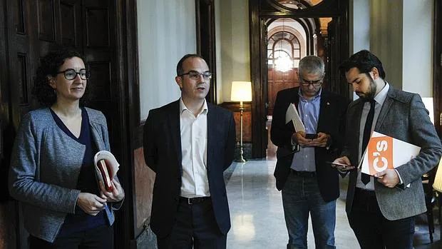 Los diputados de Junts pel Sí, Marta Rovira y Jordi Turull (izq.) junto a los diputados de Ciutadans, Carlos Garrizosa y Fernando de Páramo (dcha) esperan para entrar a la Junta de Portavoces del Parlament