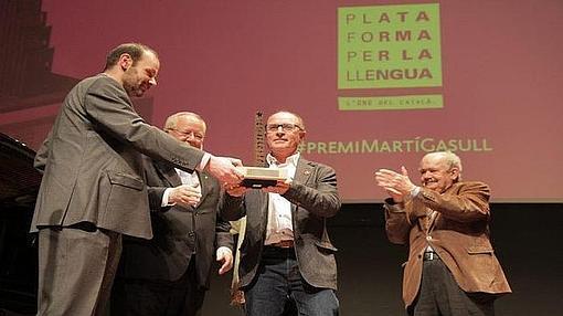 Imagen de la entrega del premio a Escola Valenciana por su defensa del catalán