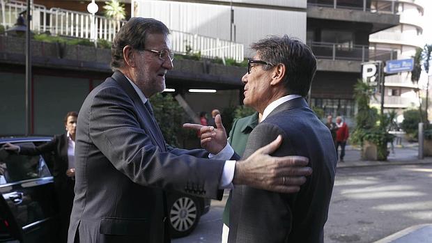 Rajoy y el líder del PAR, Arturo Aliaga, este jueves en Zaragoza