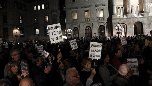 Concentración enfrente la Generalitat de Catalunya, en Plaza Sant Jaume de Barcelona, de Societat Civil Catalana para exigir «Respeto a la democracia y al estado de derecho»