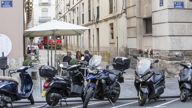 Imagen de los aparcamientos de motos en la calle Barcas frente a la salida de emergencia del Principal