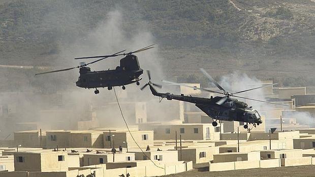 Helicópteros y tropas de tierra, durante uno de los ejercicios de la OTAN que se llevan a cabo en Zaragoza