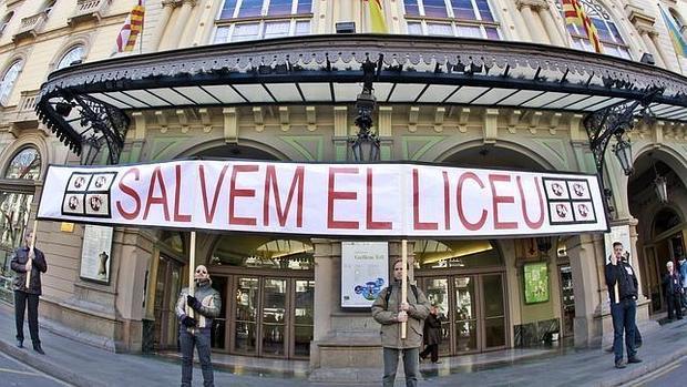 Los trabajadores del Liceu, durante una protesta en