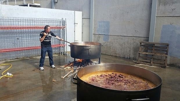 Un hostelero reparte hoy 10.000 raciones de cocido en la plaza de España de Leganés