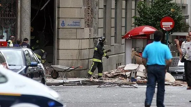 Escombros tras la explosión de un cajero en Santiago en julio de 2005