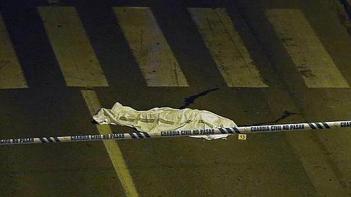 Imagen de uno de los cadáveres en la calle